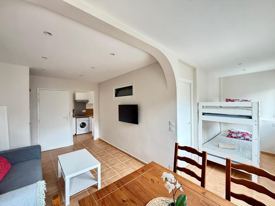 Bed, TV and multimedia, Living room, Seating area, Dining area, bunk bed, kitchen