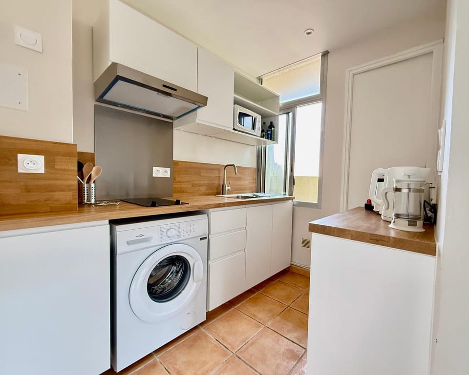 Coffee/tea facilities, Kitchen or kitchenette, stove, toaster, washing machine, kitchen