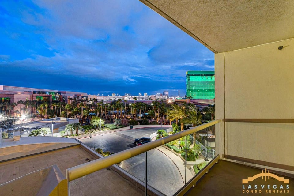 MGM Signature-03-608 1Br 2Ba Balcony Jacuzzi Suite House in Las Vegas Strip