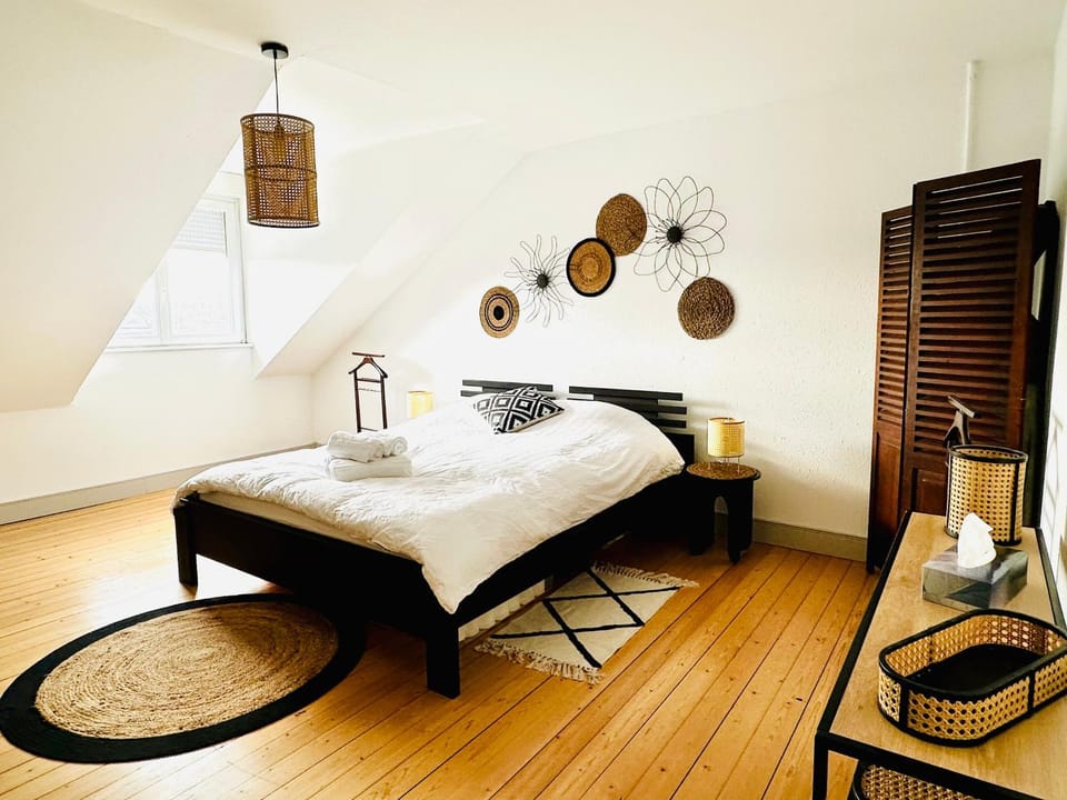 Bed, Photo of the whole room, Bedroom, towels