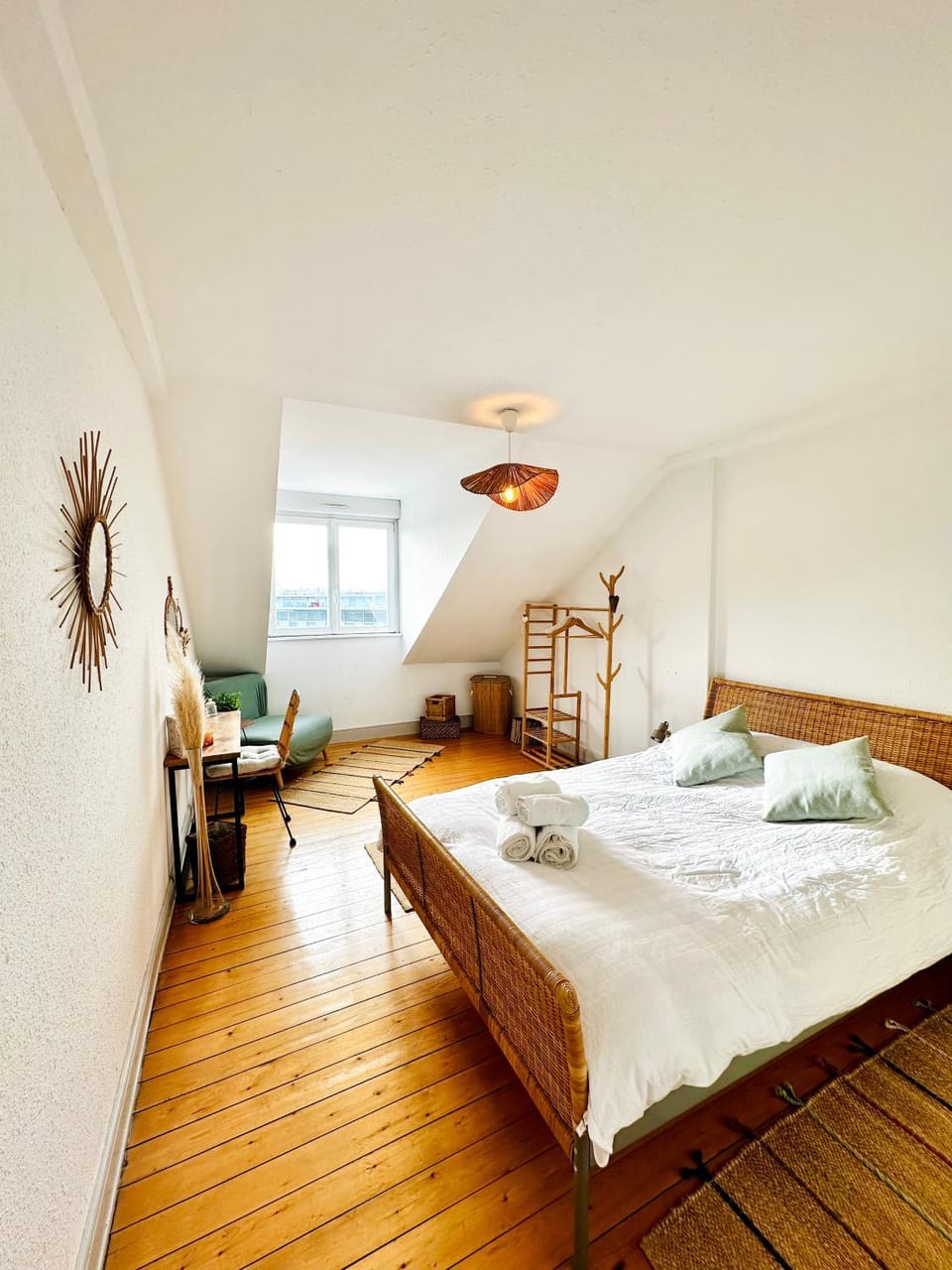 Bed, Photo of the whole room, Bedroom, towels