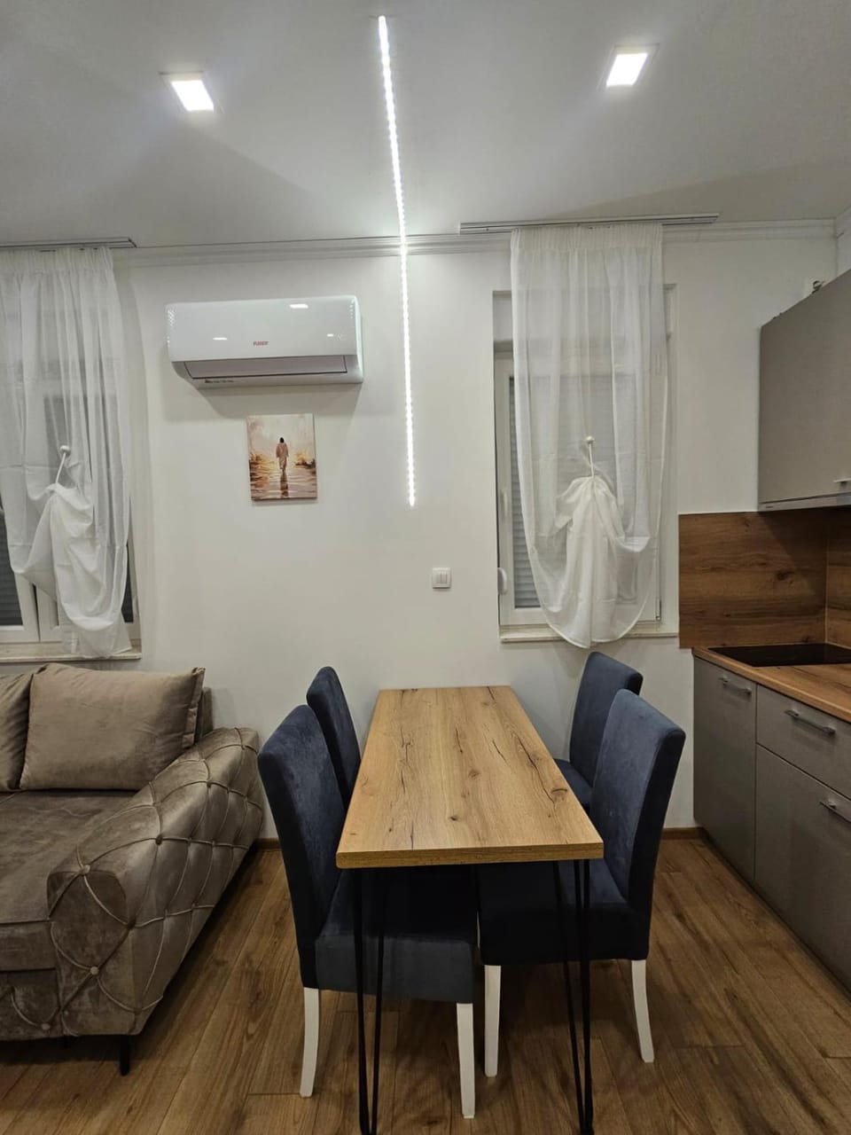 Seating area, Dining area, air conditioner