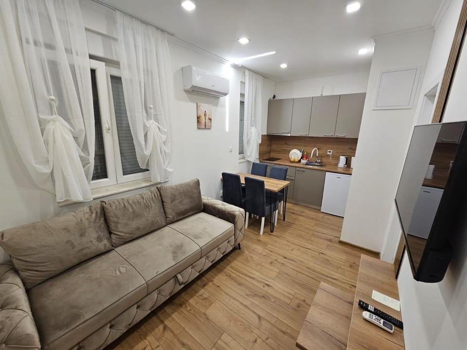TV and multimedia, Living room, Dining area, air conditioner