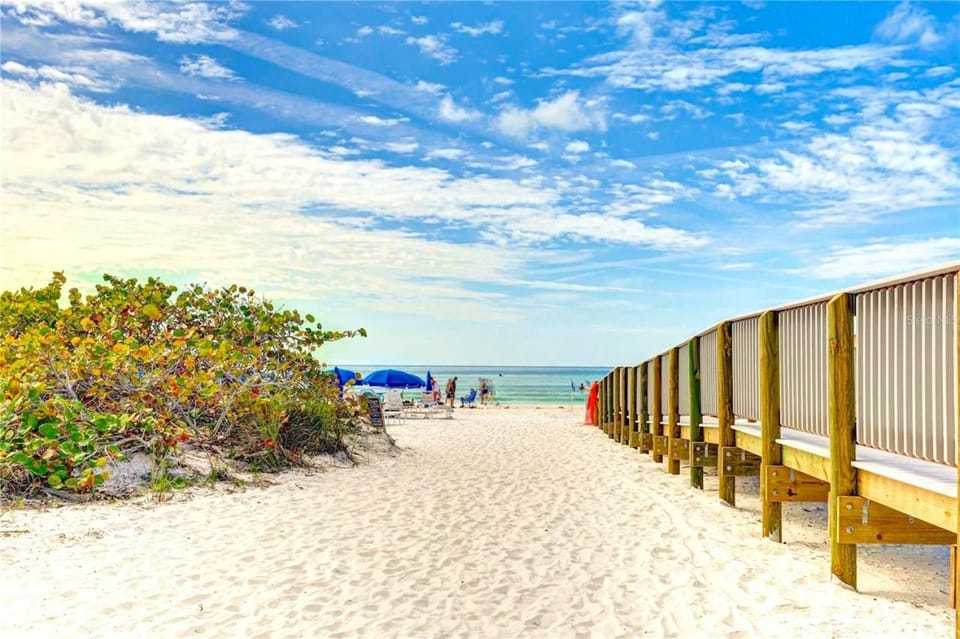 The Village Breeze 8BR with heated Pool, near Beach, 250ft to Siesta Key Village! Apartment in Siesta Key
