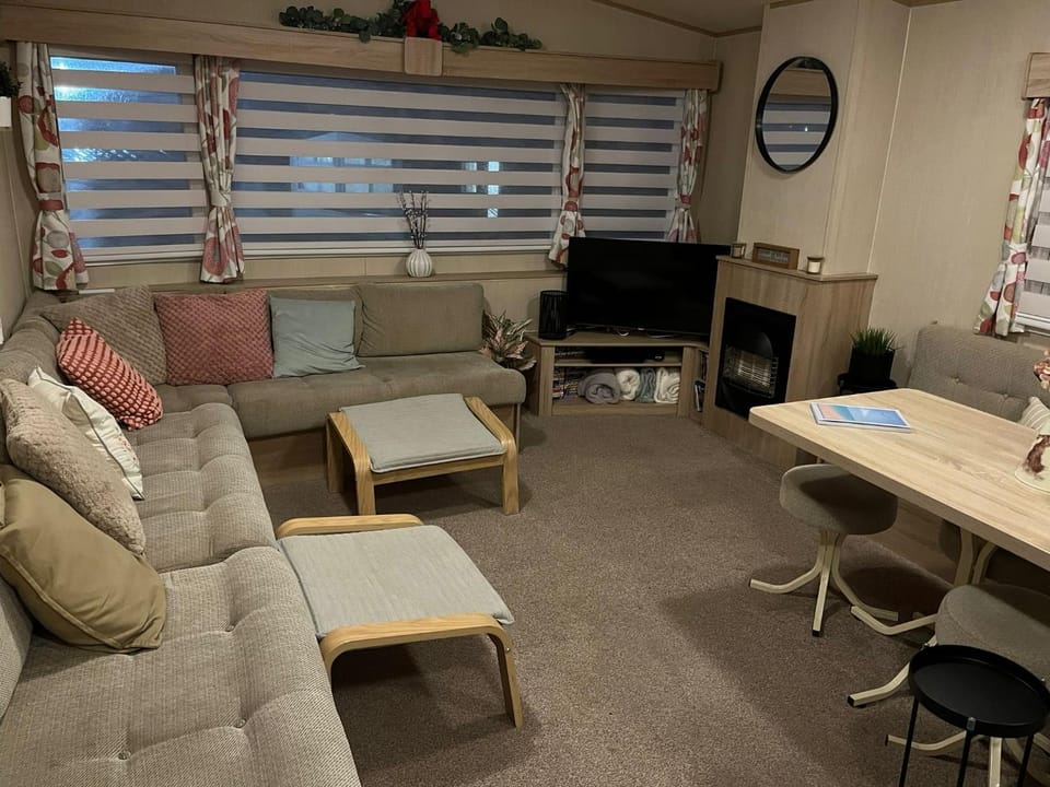 Gold Plus 3 Bed ABI Summer Breeze Modern Caravan with Sea View Pet Friendly House in Tirymynach