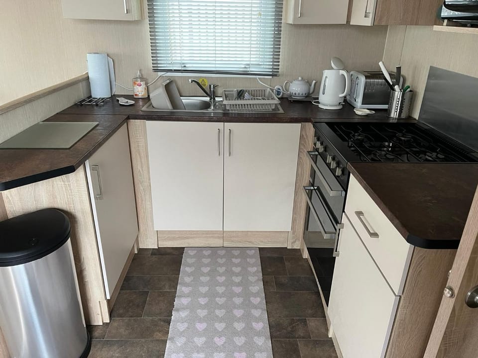 Gold Plus 3 Bed ABI Summer Breeze Modern Caravan with Sea View Pet Friendly House in Tirymynach