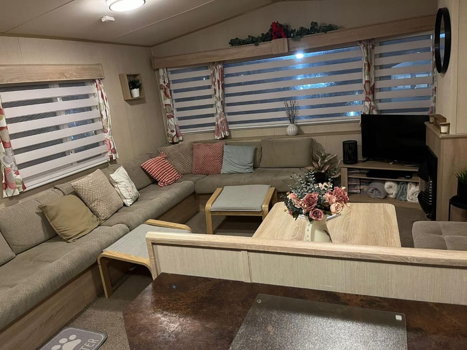 Gold Plus 3 Bed ABI Summer Breeze Modern Caravan with Sea View Pet Friendly House in Tirymynach
