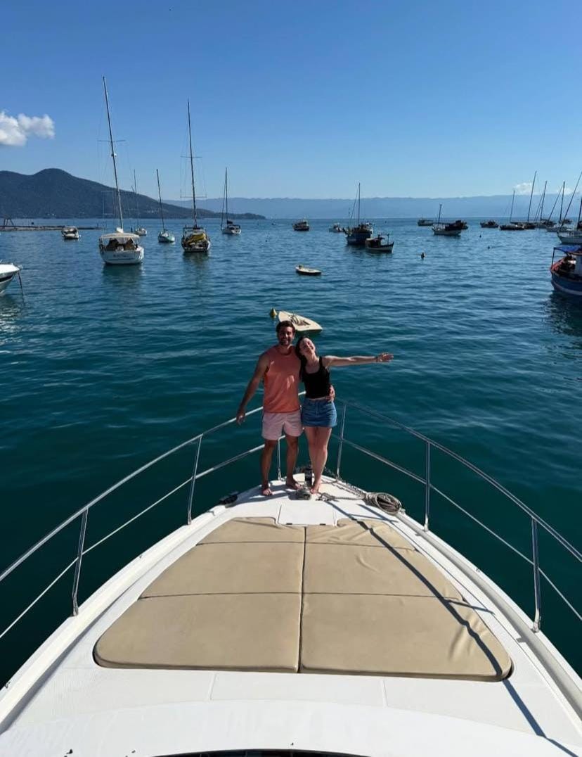Iate de luxo Intermarine 44 pés Docked boat in Ilhabela