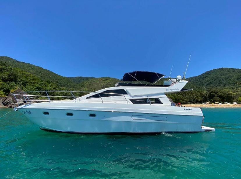 Iate de luxo Intermarine 44 pés Docked boat in Ilhabela