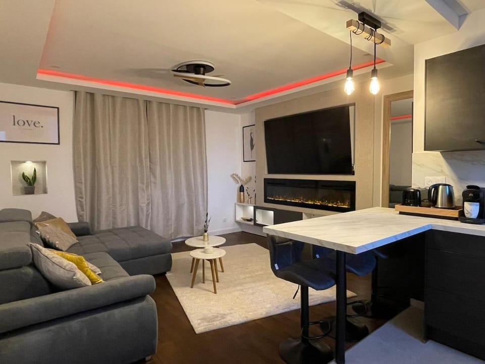Communal lounge/ TV room, TV and multimedia, Living room, Seating area, fireplace