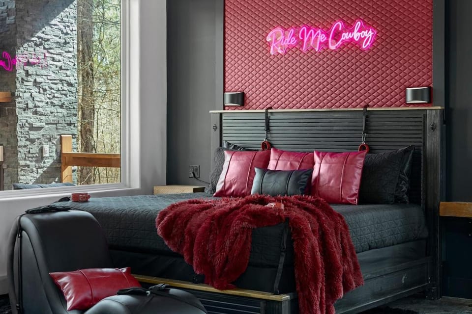 LEATHER & LACE NEW SEXY Cabin Adult Getaway Cabin in Broken Bow