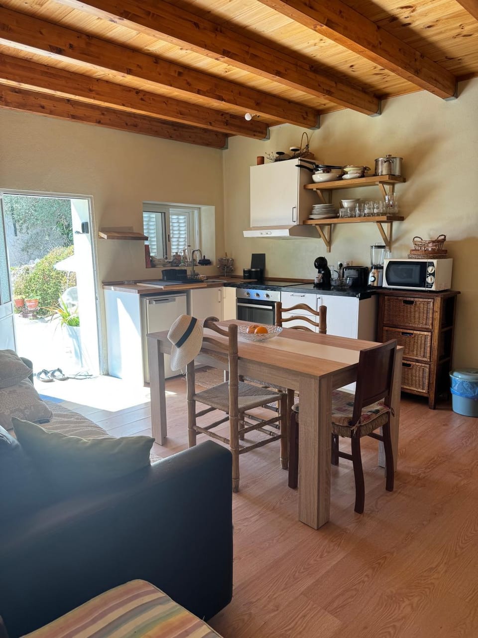 Kitchen or kitchenette, Living room, Seating area, Dining area, pet friendly, stove