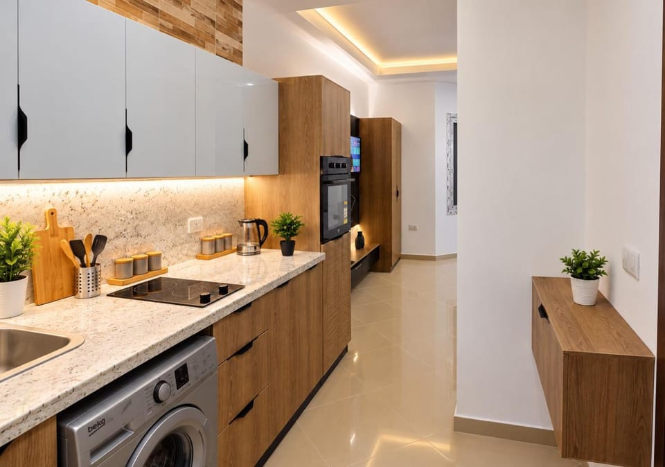 Kitchen or kitchenette, oven, washing machine