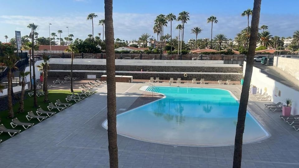 Swimming pool, sunbed