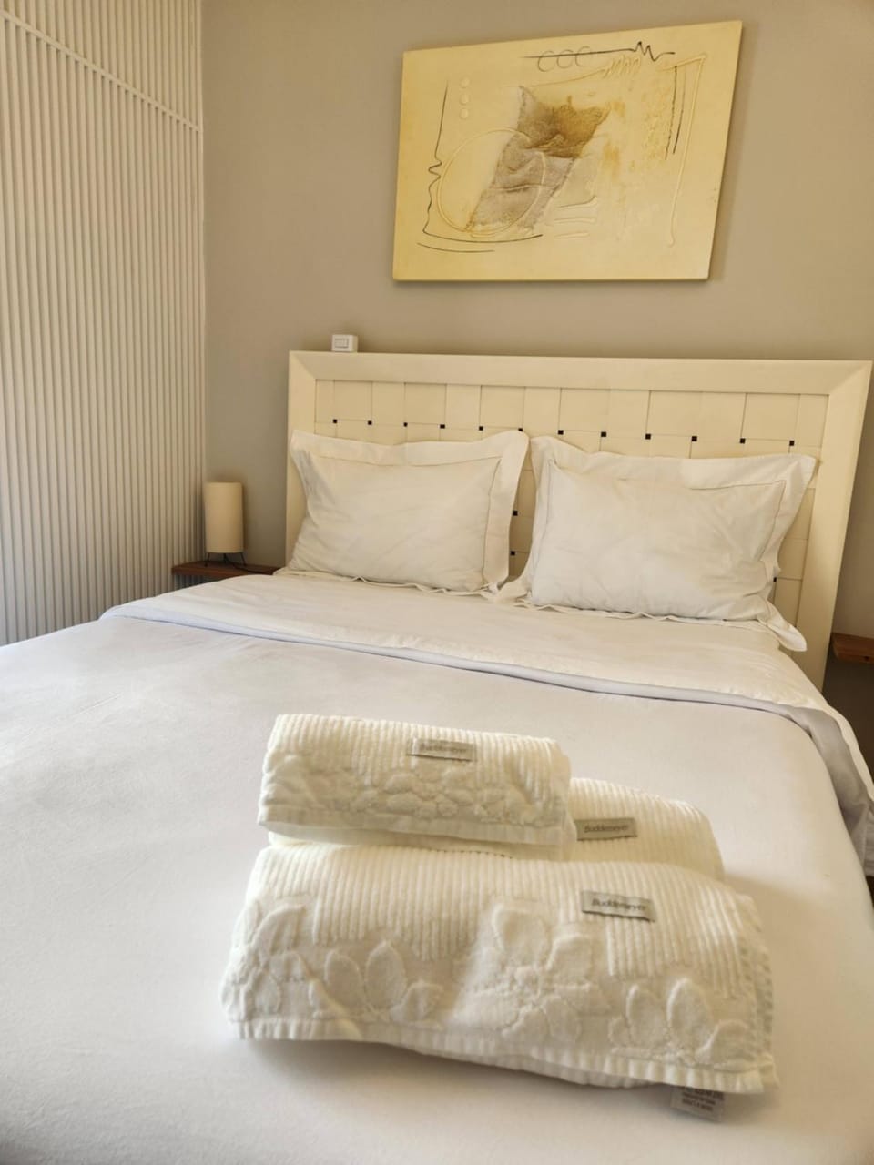Bed, towels
