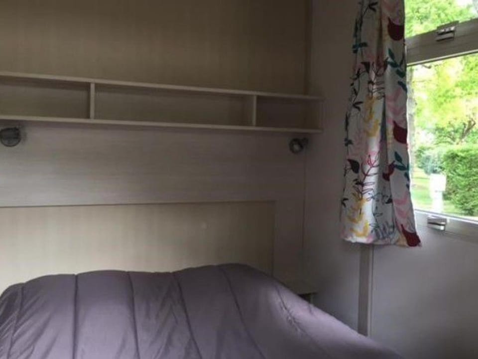 Chalet Confortable avec Terrasse au Camping La Chesnays - API-1-52-284 Campground/ 
RV Resort in Vendays-Montalivet