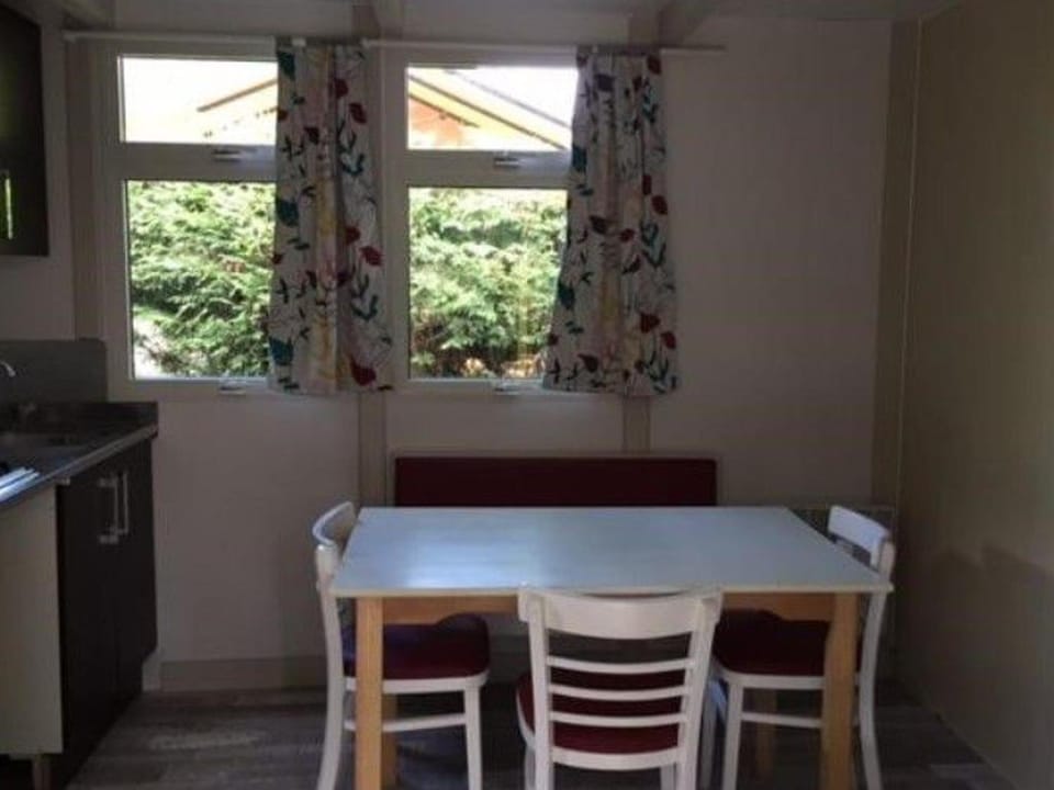 Chalet Confortable avec Terrasse au Camping La Chesnays - API-1-52-284 Campground/ 
RV Resort in Vendays-Montalivet