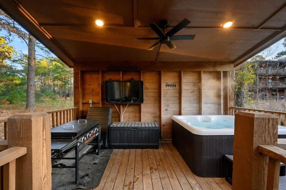 Lilypad Lodge - Private pond Hot Tub & Deck House in Oklahoma