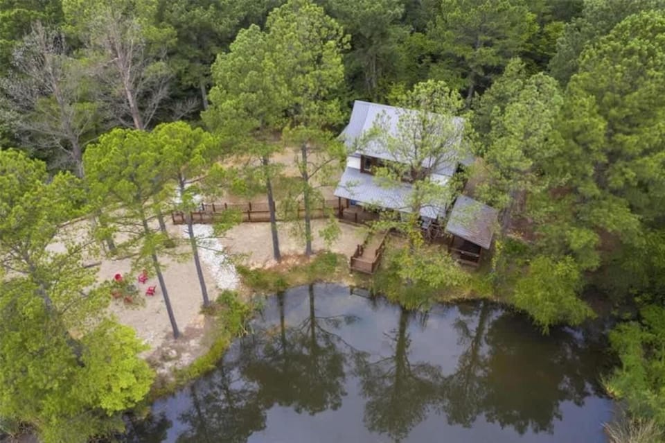 Lilypad Lodge - Private pond Hot Tub & Deck House in Oklahoma