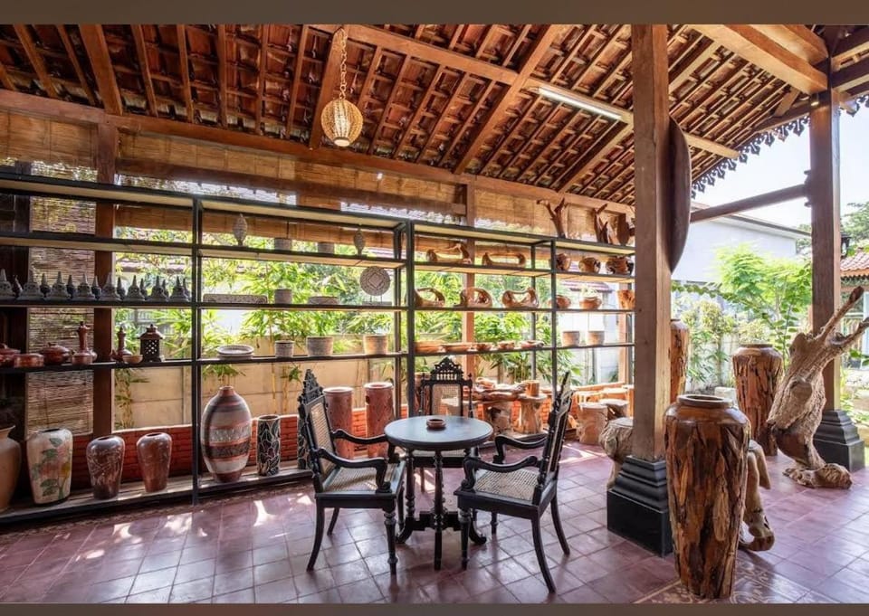 Patio, Restaurant/places to eat, Garden, Living room, Seating area, Garden view