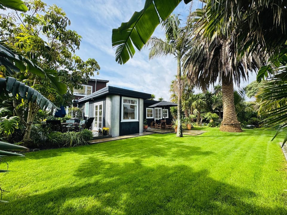 Waikanae Olde Beach Palm Cottage 2 min to Beach House in Wellington Region