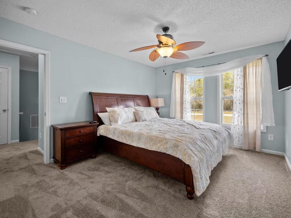 Bed, TV and multimedia, Photo of the whole room, Bedroom