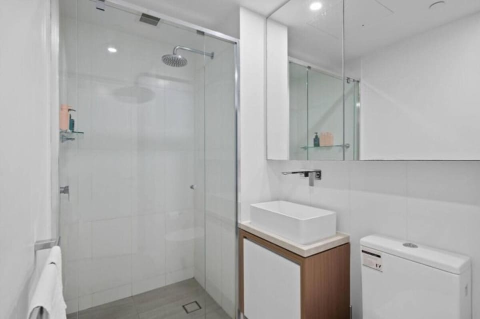 Shower, Toilet, Bathroom, towels