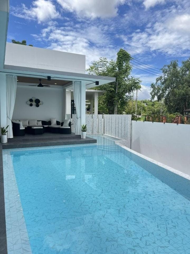 Property building, Swimming pool, sunbed