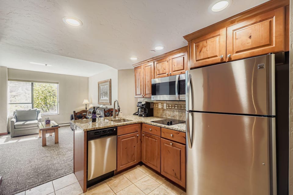 Slope-side Studio Dog Friendly Full Kitchen Apartment in Breckenridge