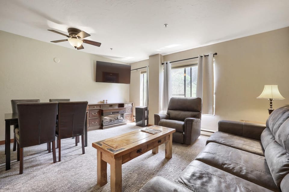 Slope-side Studio Dog Friendly Full Kitchen Inn in Breckenridge