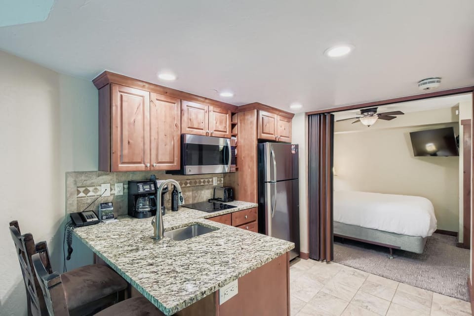 Slope-side Studio Dog Friendly Full Kitchen Inn in Breckenridge