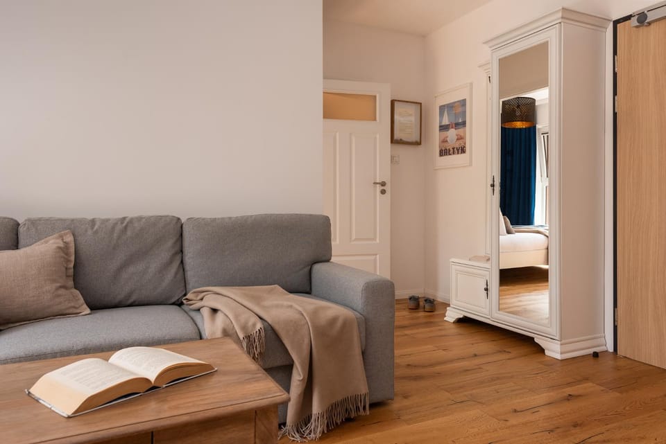 Bed, Living room, Photo of the whole room, Seating area, wardrobe