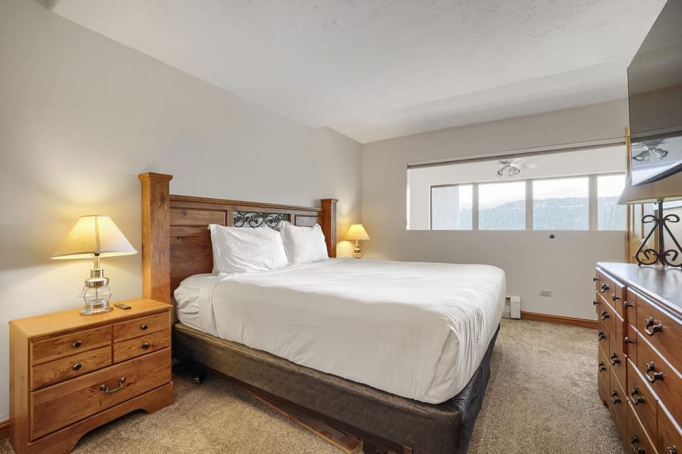 2 Bedroom Beaver Run Condo, Ski-in Ski-out, Dog Friendly, On Peak 9 House in Breckenridge