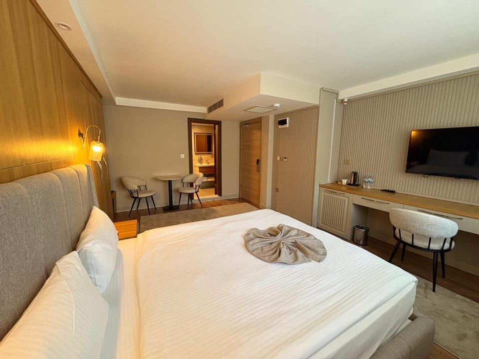 Bed, Photo of the whole room, towels