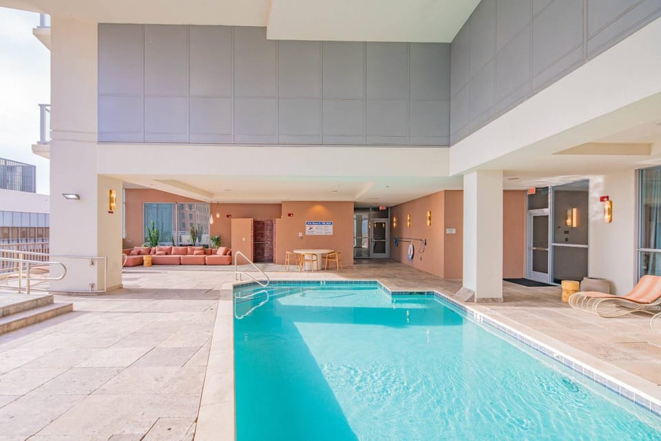 Chic Urban 1BR Pool Gym Parking W&D DT Apartment in Phoenix