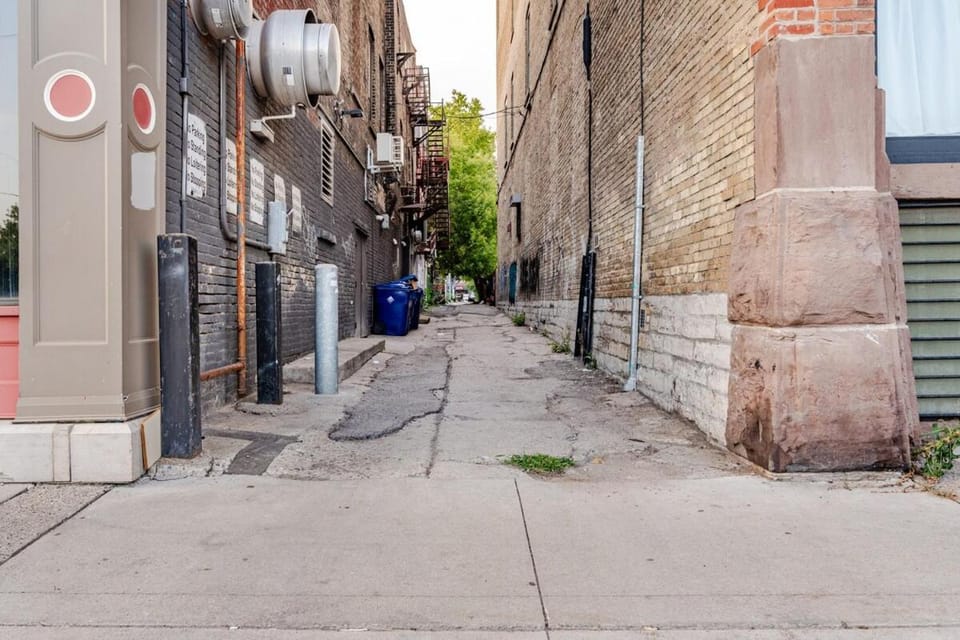 Great 1BR Apartment near VIA Rail Apartment in London