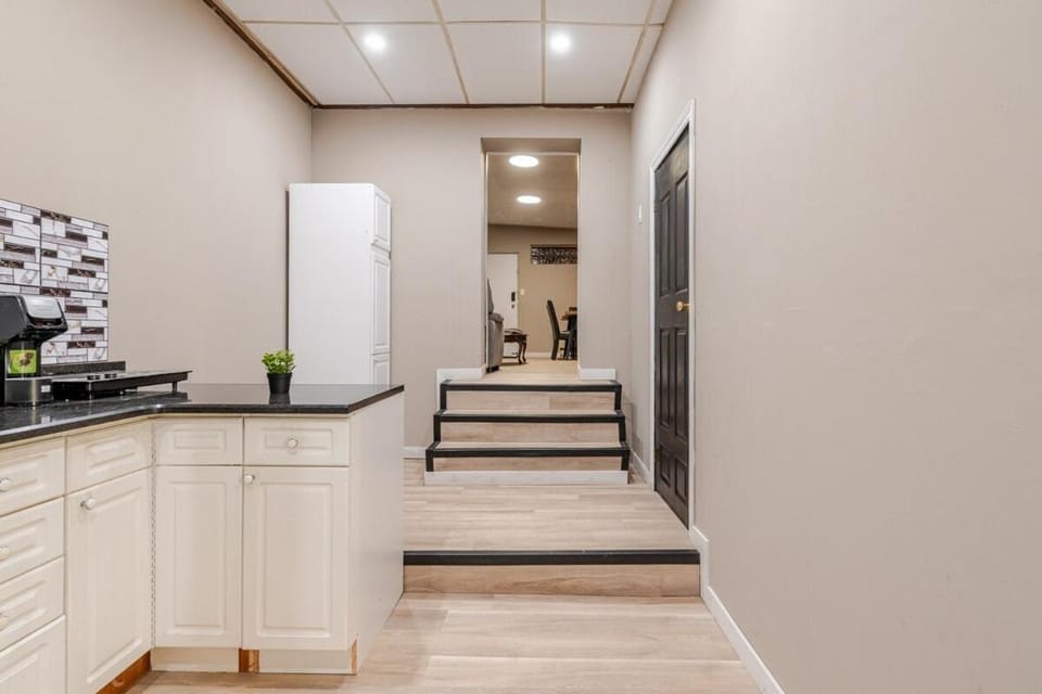 Great 1BR Apartment near VIA Rail Apartment in London