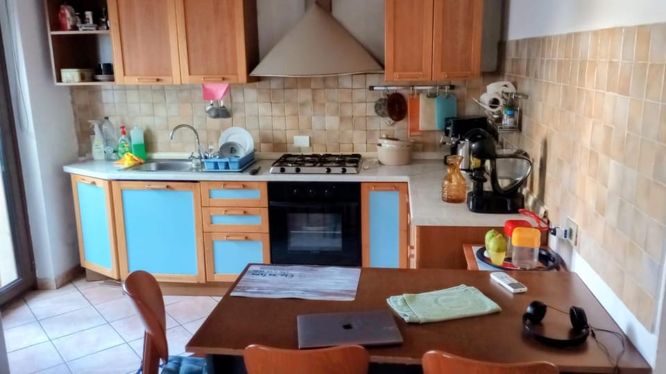 Kitchen or kitchenette, Dining area, stove