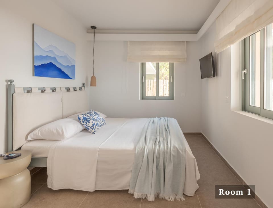 Bed, TV and multimedia, Bedroom