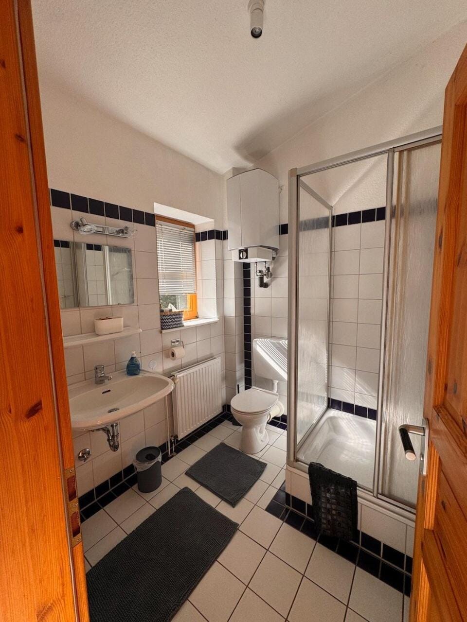 Shower, Toilet, Bathroom, towels