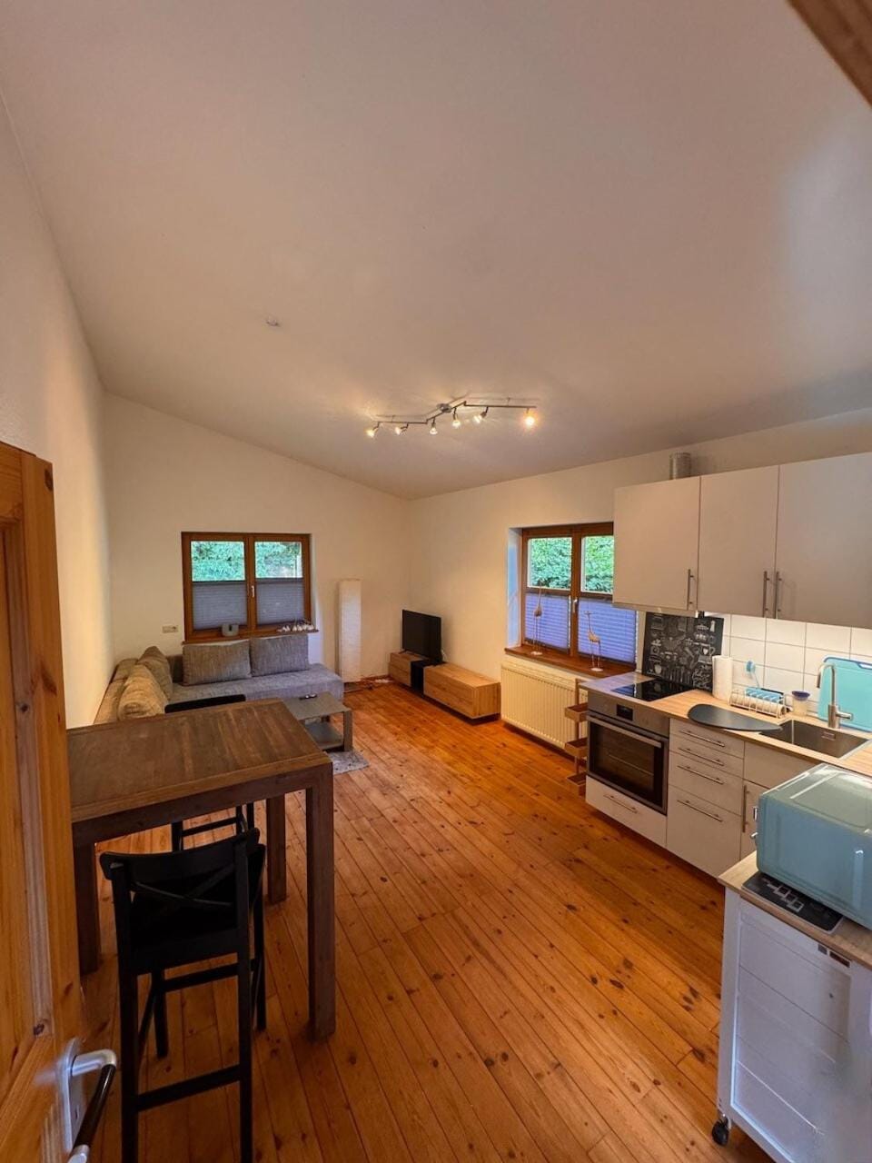 Kitchen or kitchenette, Photo of the whole room, Dining area, stove