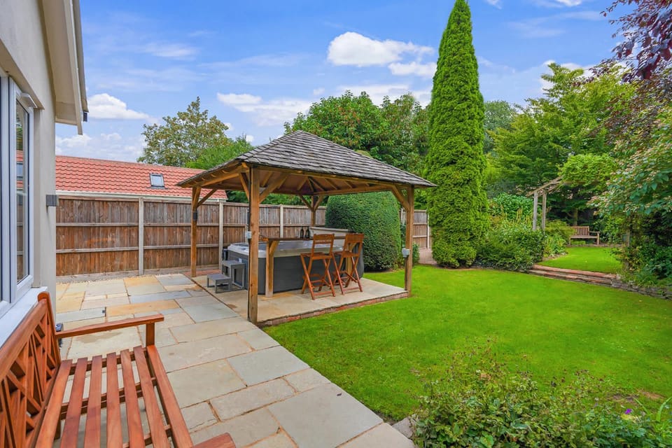 Patio, Garden, Dining area