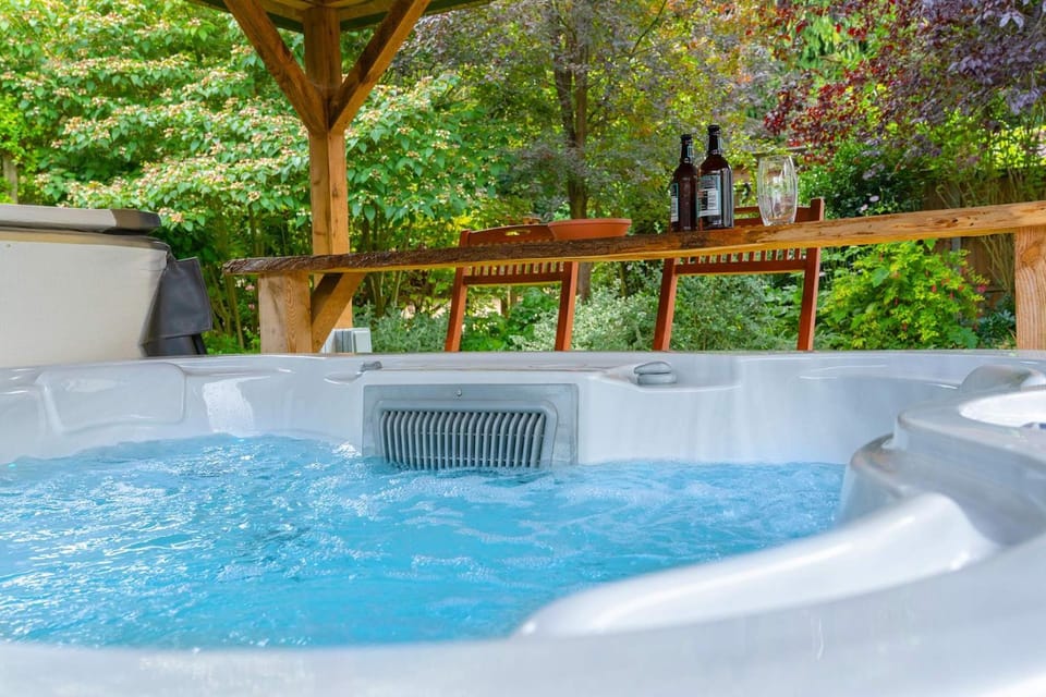 Seven Space - 7 Bedroom Home with Large Garden & Hot Tub House in Costessey