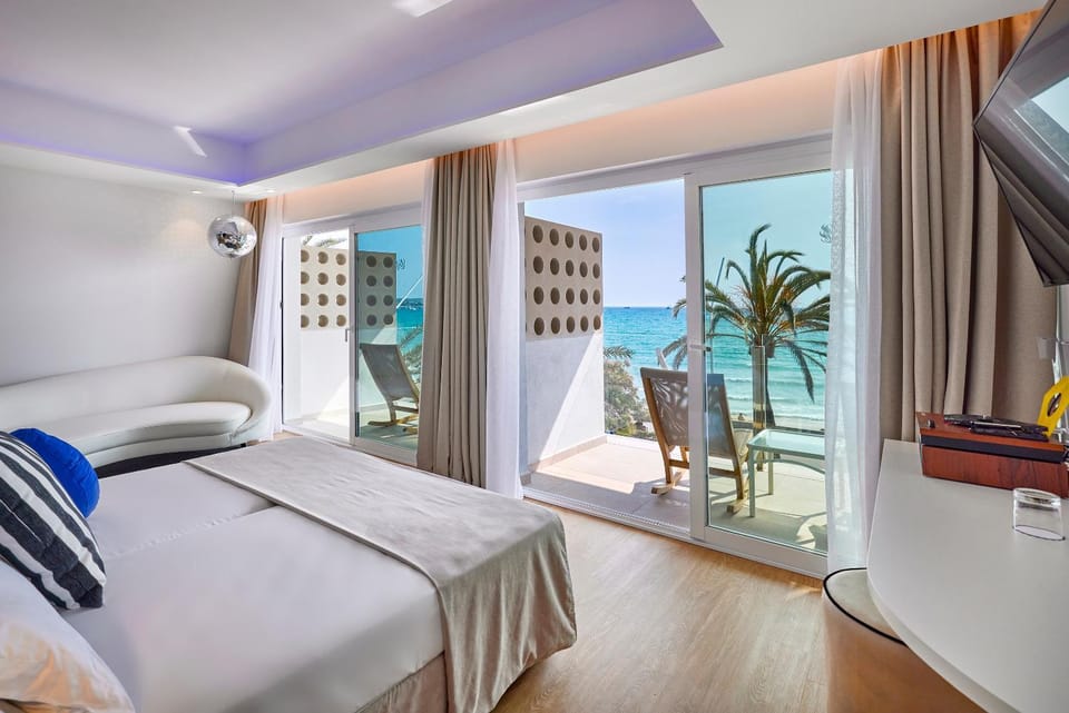 Bed, Photo of the whole room, Sea view