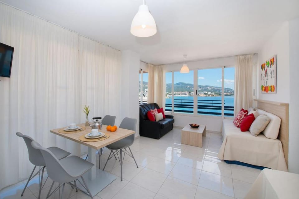 Coffee/tea facilities, Balcony/Terrace, Living room, Seating area, Dining area, Sea view