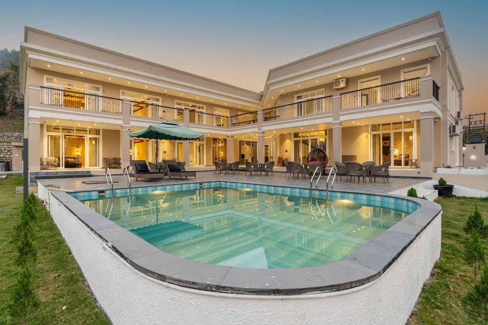 Property building, Day, Pool view, Swimming pool, sunbed