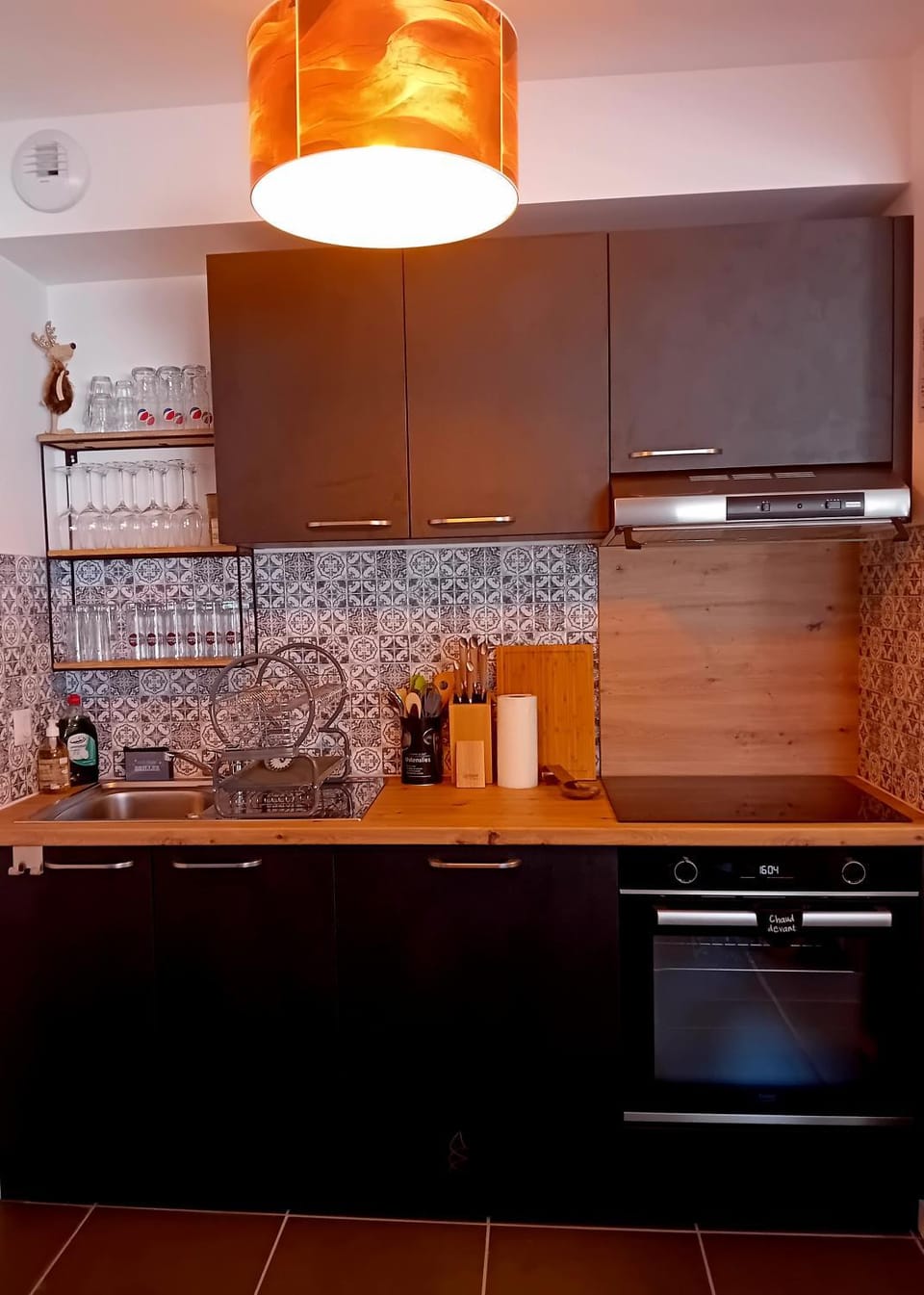 Coffee/tea facilities, Kitchen or kitchenette, oven, stove, toaster