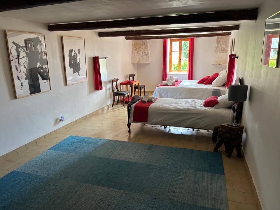 Bedroom, towels
