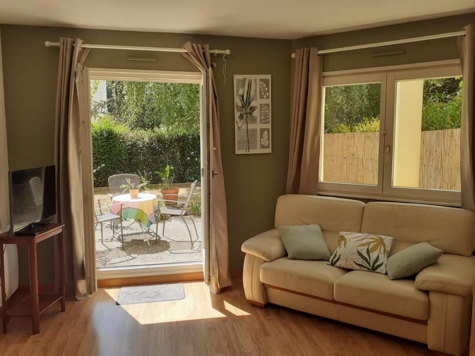 Communal lounge/ TV room, Garden view