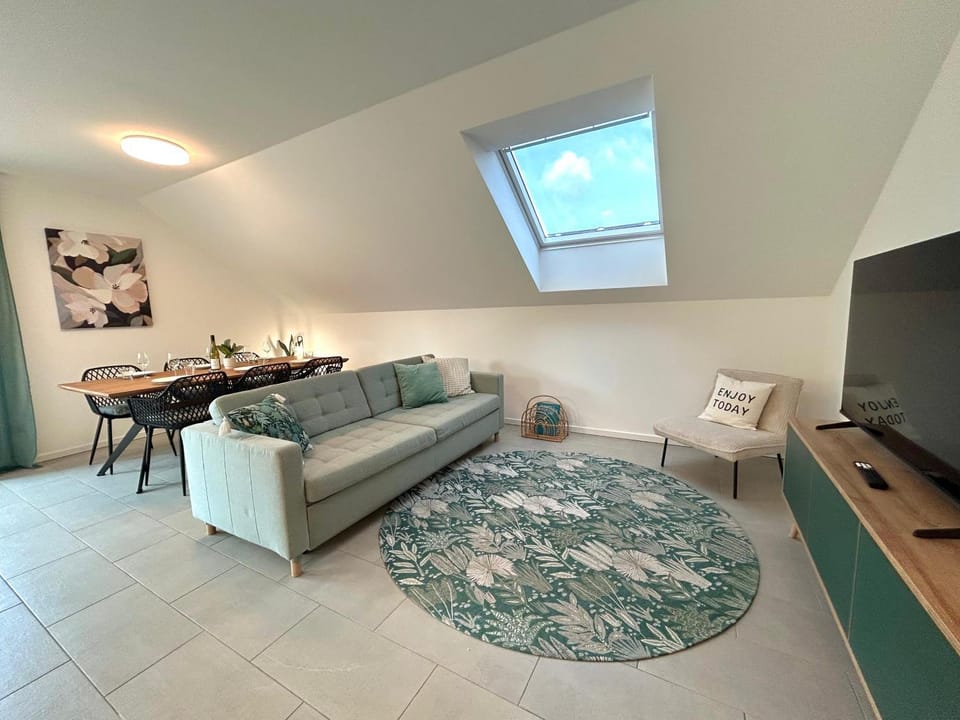 Communal lounge/ TV room, TV and multimedia, Living room, Seating area, Dining area, Evening entertainment